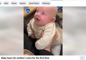 アルビー君は、エイミーさんの顔をジッと見つめて頭を前後に小さく揺らしており、何かを訴えようとしているのか時々、口を開けて笑顔を見せていた（『Daily Mail Video　Facebook「Baby hears his mother’s voice for the first time」』より）