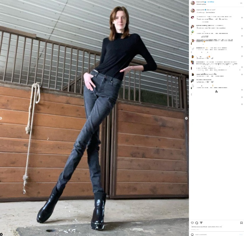 米テキサス州オースティン出身で身長が208センチを超えるメイシー・クーリンさん（21）。世界で最も長い脚を持つ（『Maci Currin　Instagram「Like or Love?」』より）