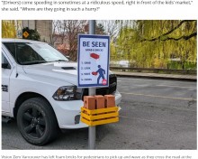 【海外発！Breaking News】「レンガを掲げながら横断して」横断歩道に設置された看板が話題に（カナダ）＜動画あり＞