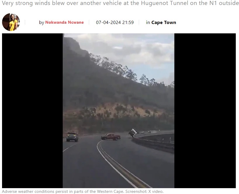 南アフリカの高速道路で強風に煽られたキャンピングカー。その後、崖下に転落したという（『South African　「WATCH: Cape winds blow over a vehicle at the Huguenot Tunnel」（Screenshot: X video.）』より）