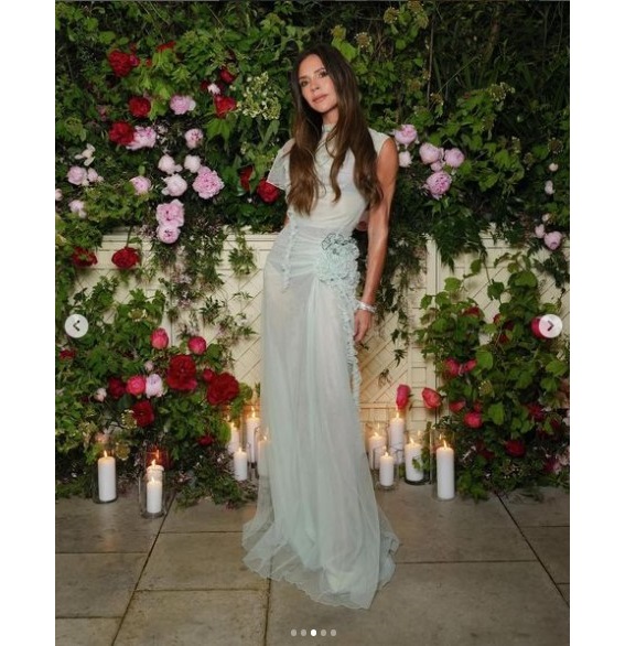 英ロンドンで行われた誕生日パーティで、ミントグリーンの透けるドレスを着ていたヴィクトリア・ベッカム（『Victoria Beckham　Instagram「The best gift to be reunited!!」』より）