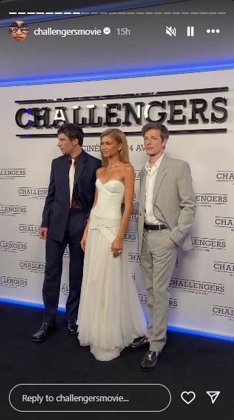 白いロングドレスを纏い、レッドカーペットに立つゼンデイヤ。映画の共演者達と並んでポーズを取った（『Challengers Movie　Instagram』より）