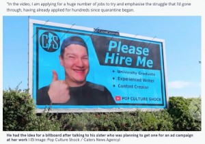 北アイルランドに暮らす24歳男性は2019年から就職活動を続けるも、300社に断られた。そこで2021年、「僕を雇って」と看板広告で自分自身を売り込むことにした（『The Mirror　「Unemployed man rejected 300 times pays £400 for ‘hire me’ billboard but still has no job」（Image: Pop Culture Shock / Caters News Agency）』より）