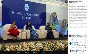 パネルディスカッションに参加したメーガン妃（左）。「ママでいることが大好き」と述べ、子ども達の成長ぶりについて語った（『Ngozi Okonjo-Iweala　X「A wonderful afternoon with the Duke and Duchess of Sussex during their trip in Abuja, Nigeria.」』より）