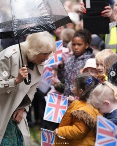 あいにくの雨天にもかかわらず、歓迎してくれた人々に挨拶するカミラ王妃。悪天候について「ちょっと湿っぽくてごめんなさい」と伝える場面も（画像は『The Royal Family　Instagram「Celebrating the power of books in East Sussex!」』のスクリーンショット）