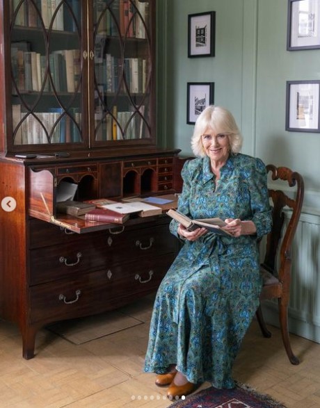 英国の町ライにあるラム・ハウスを訪れたカミラ王妃。かつて有名な作家が暮らしていた場所だ（『The Royal Family　Instagram「Celebrating the power of books in East Sussex!」』より）