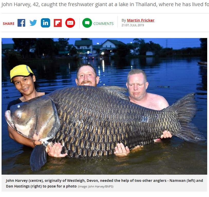 タイで2019年、鯉科のパーカーホという淡水魚を釣り上げた男性（中央）。その重さは約105キロもあり、世界記録を更新していた（『Mirror　「Brit angler lands world record 16.5st carp after fighting with beast for 80 mins」（Image: John Harvey/BNPS）』より）