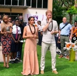 米ブランド「ヘイディ・メリック」のドレスを着るメーガン妃。ドレスは英王室の家名と同じ“ウィンザー”の名前で販売されていた（『Lightway Academy　Instagram「Today, we were honored to welcome the Duke and Duchess of Sussex, along with the GEANCO Foundation.」』より）