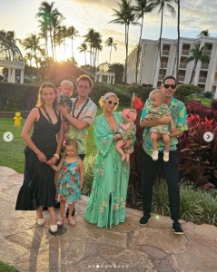 パリスの弟バロンと彼の妻、2人の子ども達も休暇に参加。マウイ島にある高級リゾートに滞在したという（『Paris Hilton　Instagram「Magical Memories at ＠GrandWailea that I will cherish forever」』より）