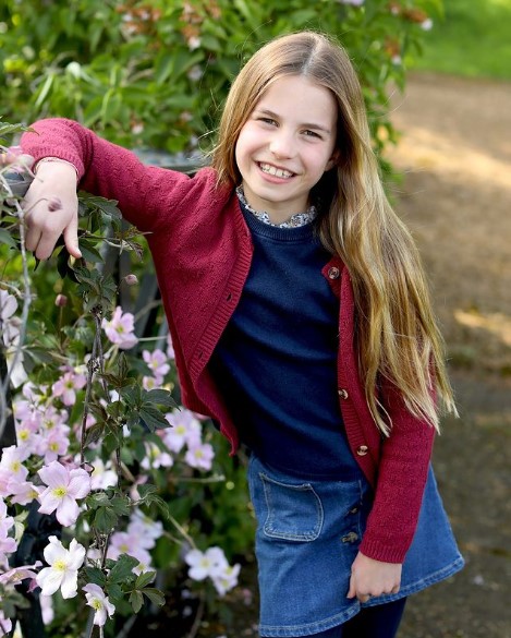 シャーロット王女の9歳の誕生日を記念するポートレート。カメラに向かって笑顔を見せている（『The Prince and Princess of Wales　Instagram「Happy 9th Birthday, Princess Charlotte!」』より）