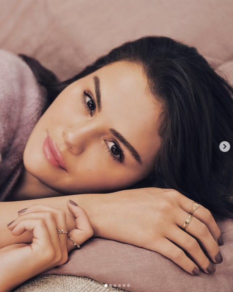セレーナ・ゴメスがカンヌ国際映画祭のレッドカーペットに登場。豪華なドレス姿にファンは「最高に美しい！」と称賛した（『Selena Gomez　Instagram「I’ve always believed self-comfort is feeling good in your own skin.」』より）