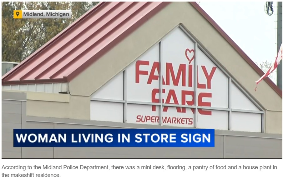 看板の内部にはパソコン、プリンター、コーヒーマシン、観葉植物などが持ち込まれ、快適に過ごせるように整えられていたという（『6abc Philadelphia　「Woman found living in Family Fare sign above Michigan supermarket」』）