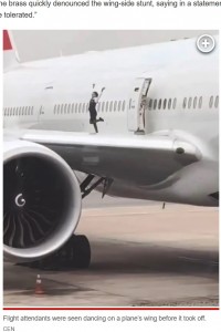 アルゼンチンの空港で2023年8月、離陸待機中の飛行機の翼の上で決めポーズする客室乗務員の姿が捉えられる。「プロ意識に欠ける行動」などと批判の声があがった（『New York Post　「Airline crew blasted for ‘life threatening’ photo shoot on plane wing」（CEN）』より）