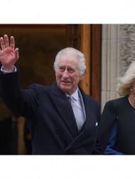 【イタすぎるセレブ達】チャールズ国王、公の場での対面式公務に復帰　集まった人々に笑顔で手を振る