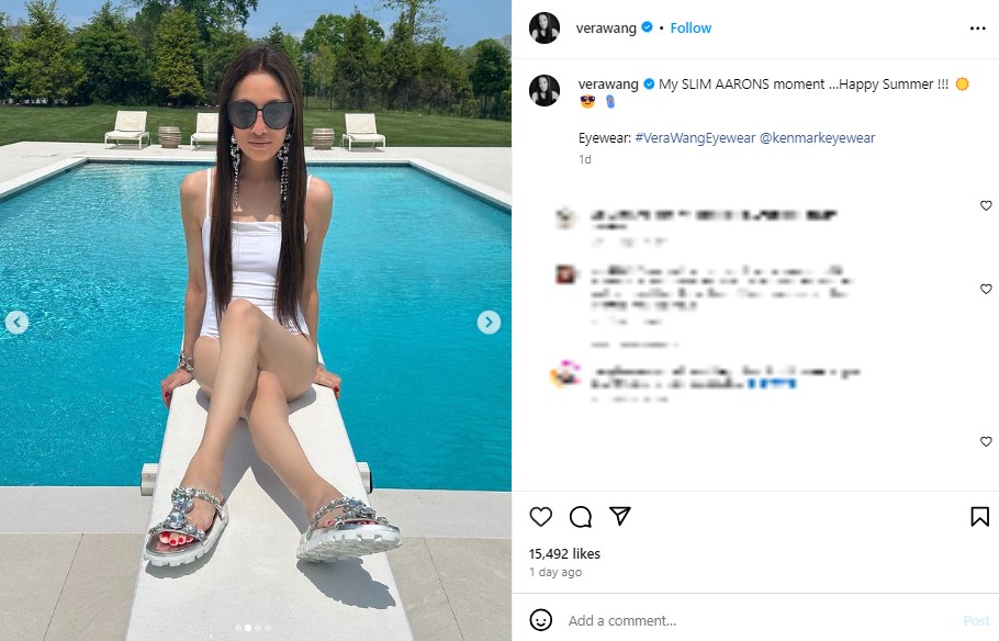 プールの飛び込み台の上に座るヴェラ・ウォン。白い水着を着て、細い脚を組んでいる（『Vera Wang　Instagram「My SLIM AARONS moment …Happy Summer !!!」』より）