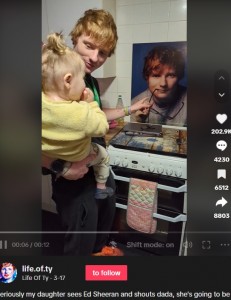 英マンチェスターに住むエド・シーランのそっくりさんが今年3月、1歳の娘とのやりとりをSNSに投稿。娘はエドのポスターや本、ドキュメンタリー映画を指差して「ダダ」を連発していた（『Life Of Ty　TikTok「seriously my daughter sees Ed Sheeran and shouts dada」』より）