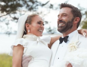 2022年に結婚したジェニファー・ロペスとベン・アフレック。今年5月に破局説が浮上し、別居が報じられていた（『Jennifer Lopez　Instagram「One year ago today」』より）