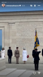 記念碑の前に並ぶチャールズ国王夫妻とマクロン大統領夫妻。花輪を献上し、黙とうを捧げた（画像は『Emmanuel Macron　Instagram』のスクリーンショット）