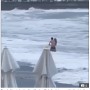 【海外発！Breaking News】浅瀬で海水浴を楽しむカップル、一瞬にして女性が波にさらわれる（露）＜動画あり＞