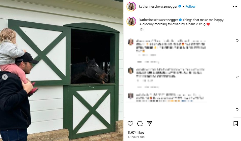 次女エロイーズちゃんを肩車して馬小屋を観察するクリス（『Katherine Schwarzenegger　Instagram「Things that make me happy:」』より）