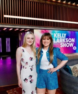 米トーク番組『The Kelly Clarkson Show』で司会のケリー・クラークソンと並ぶダコタ。番組ではトム・クルーズからの誕生日プレゼント秘話を語った（『The Kelly Clarkson Show　Instagram「A stacked show for you today with ＠dakotafanning,」』より）