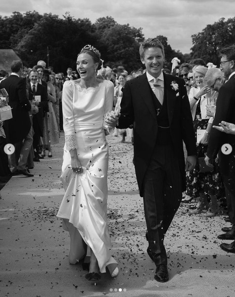 チェスター大聖堂で結婚したウェストミンスター公爵ヒュー・グロヴナー氏とオリヴィアさん。挙式後にはゲストから祝福の紙吹雪を浴びた（『Benjamin Wheeler　Instagram「A huge congratulations to Hugh Grosvenor, Duke of Westminster ＆ Olivia Henson」』より）