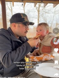 【海外発！Breaking News】顔真っ赤、まんまる目で大興奮　初めてピザを食べた赤ちゃんが「可愛すぎる」（米）＜動画あり＞