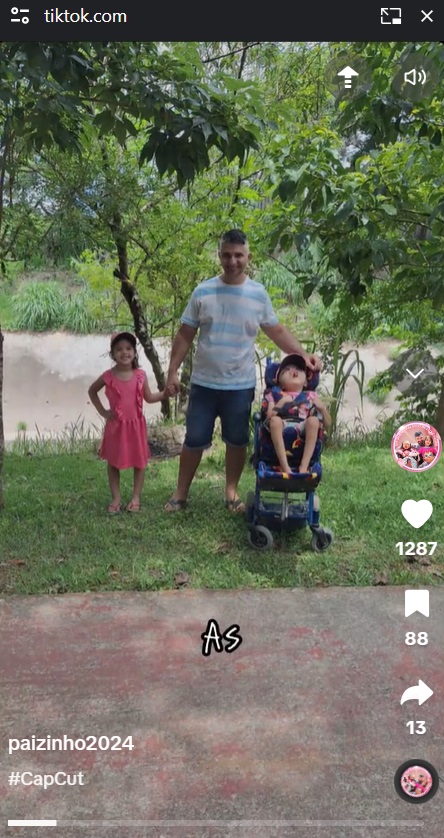 ブラジルのサンパウロ州に暮らすシングルファーザーのマルコスさん（40）。マレッサちゃん（5）と重度の奇形を持つタリタちゃん（7）を育てている（『paizinho2024　TikTok「＃CapCut」』より）