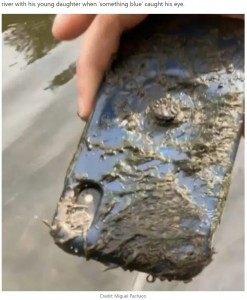 英グロスターシャー州の川で2022年6月、泥に覆われたiPhoneが見つかる。拾った男性が充電すると、キレイに画面が表示されたという（『LADbible　「Man Baffled As iPhone Still Works After 10 Months At Bottom Of River」（Credit: Miguel Pachaco）』より）