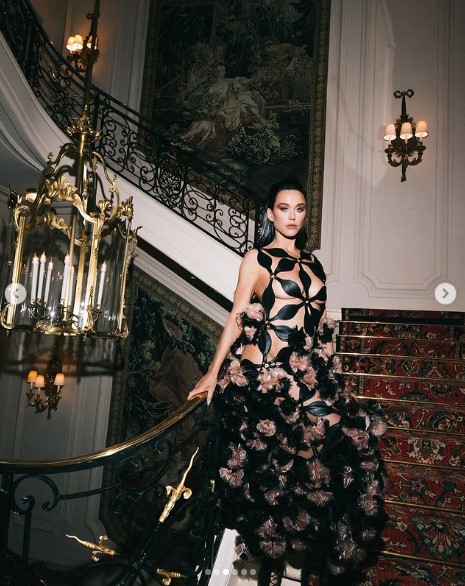 「ノワール ケイ ニノミヤ」のドレスを纏ったケイティ。全体に幾何学模様のモチーフを連ねたデザインだ（『KATY PERRY　Instagram「VOGUE WORLD x WOMAN’S WORLD」』より）