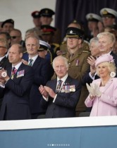 【イタすぎるセレブ達】チャールズ国王夫妻、ウィリアム皇太子と「D-デイ」追悼式典に出席　元兵士の話に涙ぐむ