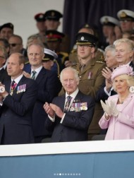 【イタすぎるセレブ達】チャールズ国王夫妻、ウィリアム皇太子と「D-デイ」追悼式典に出席　元兵士の話に涙ぐむ