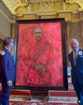 【イタすぎるセレブ達】チャールズ国王の肖像画にアニメキャラの顔が貼られる　動物愛護活動家が抗議活動