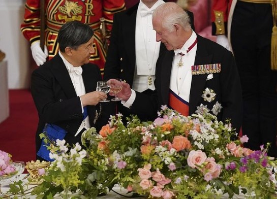 国賓晩餐会で乾杯するチャールズ国王と天皇陛下。国王は日本語で「オカエリナサイ」と両陛下を歓迎した（『The Royal Family　Instagram「For over four hundred years,」』より）