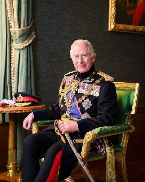 バッキンガム宮殿が公開した、チャールズ国王の新たなポートレート。軍隊記念日に敬意を表し、陸軍元帥のフロックコートで正装した（『The Royal Family　Instagram「A new portrait of The King has been released to mark Armed Forces Day.」』より）