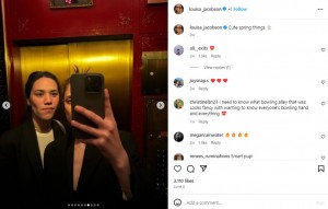 今月5日、ルイーザが公開したアナ氏とのツーショット。エレベーターの中で自撮りしていた（『Louisa Jacobson　Instagram「Cute spring things」』より）