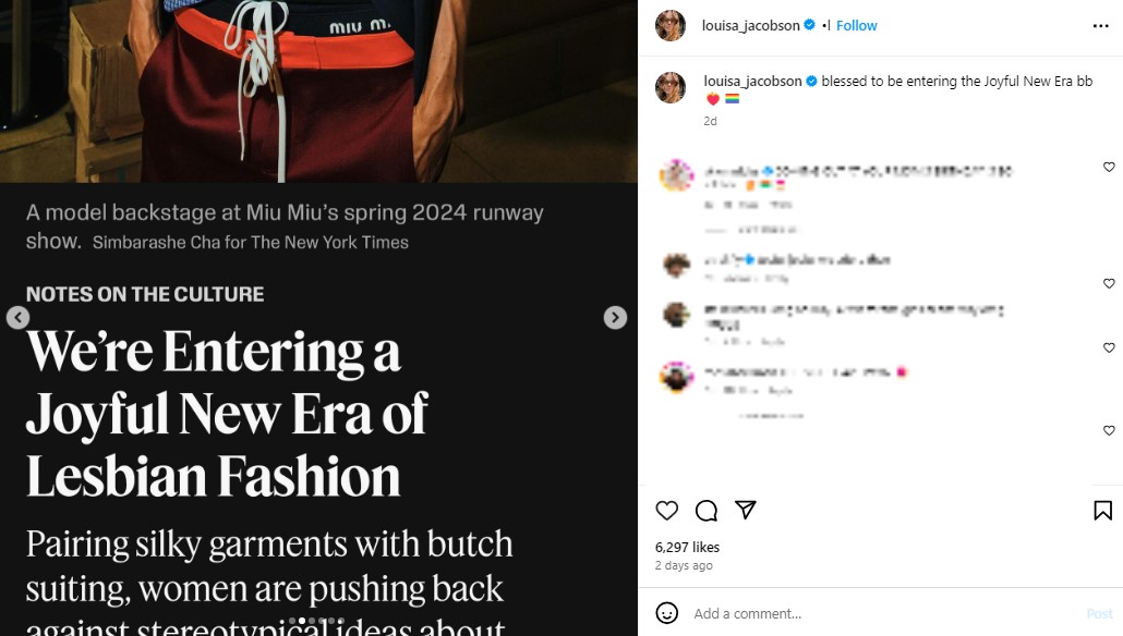 ルイーザが共有した、米紙『New York Times』の見出しのスクリーンショット。「レズビアン・ファッションの喜ばしい新時代に突入」と書かれている（『Louisa Jacobson　Instagram「blessed to be entering the Joyful New Era bb」』より）