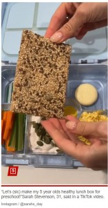 主食として、お弁当には5種類のシード入りのクラッカー1枚が入っていた（『New York Post　「Fitness influencer’s 5-year-old son’s ‘minimal’ lunch box divides followers: ‘Why minimal carbs for a growing boy?’」（Instagram / ＠sarahs_day）』より）