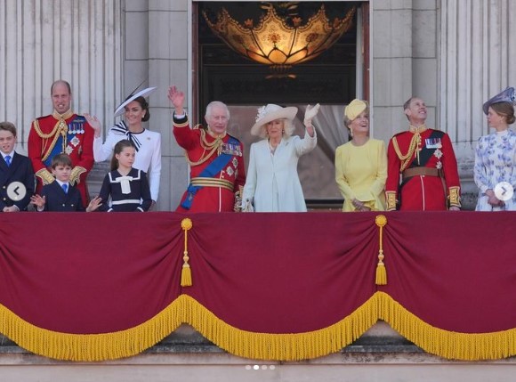 バッキンガム宮殿のバルコニーに勢揃いした王室上級メンバー。キャサリン皇太子妃も家族と一緒に並んだ（『The Royal Family　Instagram「The King, Queen and other Members of the Royal Family are greeted by crowds as they gather on the balcony of Buckingham Palace to watch the traditional fly-past.」』より）