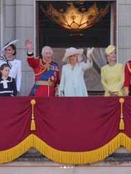 【イタすぎるセレブ達】チャールズ国王、バッキンガム宮殿バルコニーでキャサリン皇太子妃と並ぶ　「2人の姿が見られて嬉しい」の声