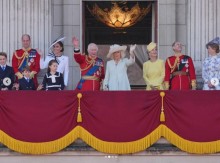 【イタすぎるセレブ達】チャールズ国王、バッキンガム宮殿バルコニーでキャサリン皇太子妃と並ぶ　「2人の姿が見られて嬉しい」の声