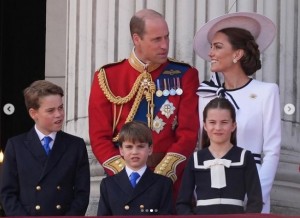 宮殿のバルコニーに並ぶウィリアム皇太子夫妻と3人の子ども達（『The Royal Family　Instagram「The King, Queen and other Members of the Royal Family are greeted by crowds as they gather on the balcony of Buckingham Palace to watch the traditional fly-past.」』より）