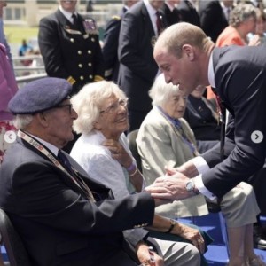 英ポーツマスでの追悼式典に出席したウィリアム皇太子。退役軍人と対面した際には、キャサリン皇太子妃の健康状態について問われる場面もあった（『The Prince and Princess of Wales　Instagram「Today we remember the bravery of those who crossed this sea to liberate Europe.」』より）