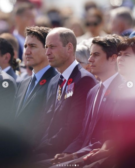 仏ジュノー・ビーチ・センターで追悼式典に出席したウィリアム皇太子。カナダのトルドー首相（左）と仏アタル首相（右）から歓迎を受けた（『The Prince and Princess of Wales　Instagram「80 years ago Canadian forces played a crucial role in the Allied invasion of Normandy at Juno Beach.」』より）