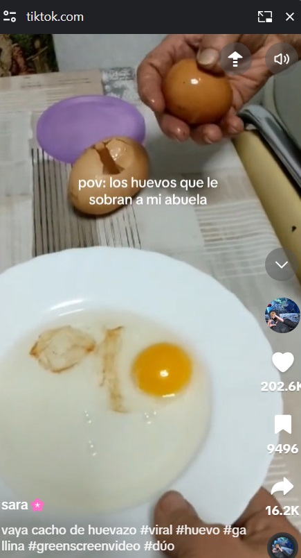 おばあちゃんはその後、一緒に入っていた2つ目の殻付き卵も割って披露。2つの卵はとても美味しかったそうだ（『sara　TikTok「vaya cacho de huevazo」』より）