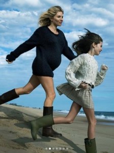 シエナと元恋人トム・スターリッジとの娘マーロウちゃん。5月にはカンヌでレッドカーペットデビューした（『Annie Leibovitz　Instagram「Sienna Miller, Long Island, NY, 2023」』より）