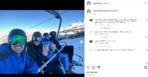 今年1月、ペルグリン氏（右端）や友人達とスキー場を訪れたソフィー（右から2人目）。この投稿で、ペルグリン氏との交際を公にした（『S O P H I E T U R N E R　Instagram「Jägerbomb anyone?」』より）