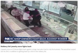 2023年9月、米カリフォルニア州の宝石店で強盗事件が発生。犯人の男はスタッフにクマ除けスプレーを吹きかけ、持っていたハンマーでショーケースを粉々に破壊するも、オーナーらにタックルされて退散していた（『FOX 11 Los Angeles　「‘We just want laws to protect us’: California jewelry store wants change after robbery scare」』より）