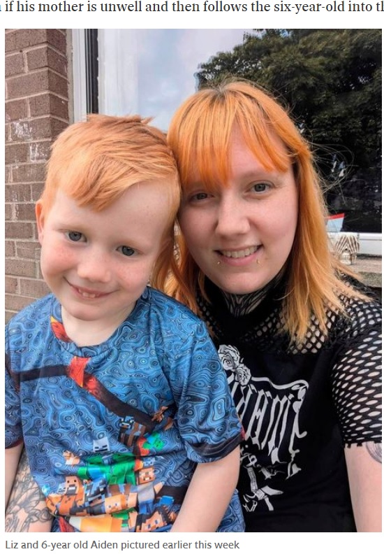 自宅で意識を失った母親（右）。のちに監視カメラの映像を確認し、6歳息子（左）の行動を知ったという（『Belfast Telegraph　「Co Down mum in ‘disbelief’ after video of her quick-thinking six-year old son saving her life goes viral」』より）