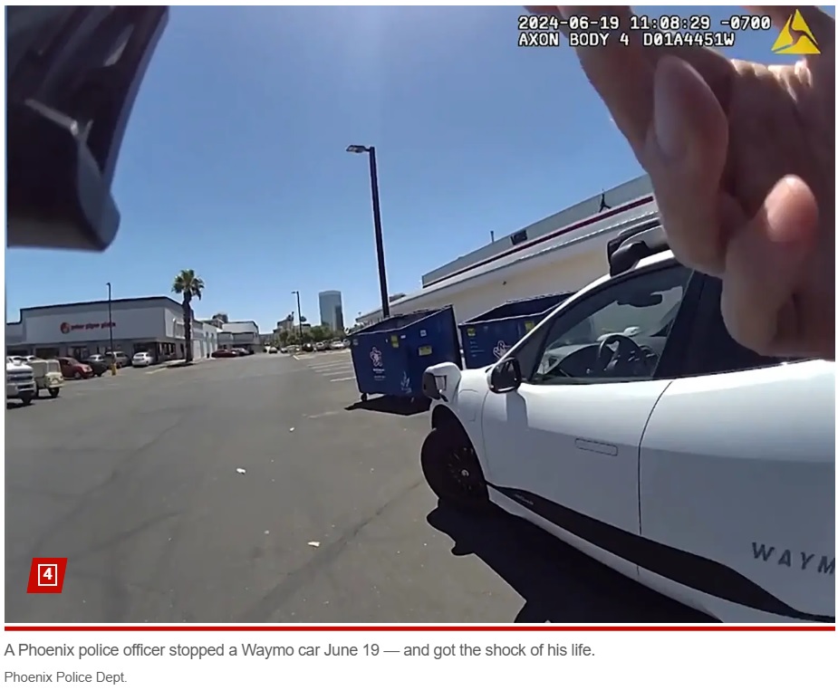 対向車線を走行する車を発見し、パトカーのサイレンを鳴らして停車させた警察官。車に近づくと、中には誰もいないことが分かった（『New York Post　「Cop confronts driverless Waymo car that ‘freaked out’ and drove into oncoming traffic」（Phoenix Police Dept.）』より）